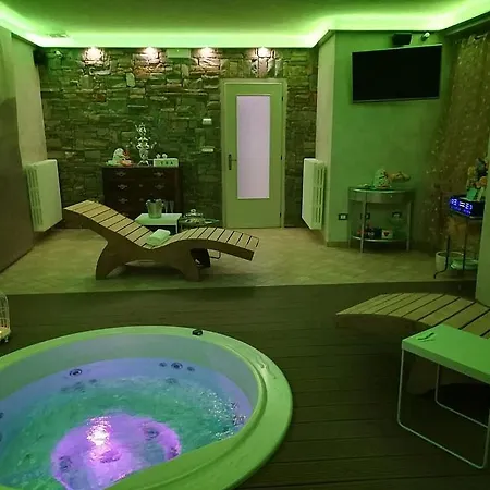 Sleeps 4 With Pool And Air Con Villa Monticello d'Alba