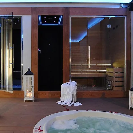 Sleeps 4 With Pool And Air Con *