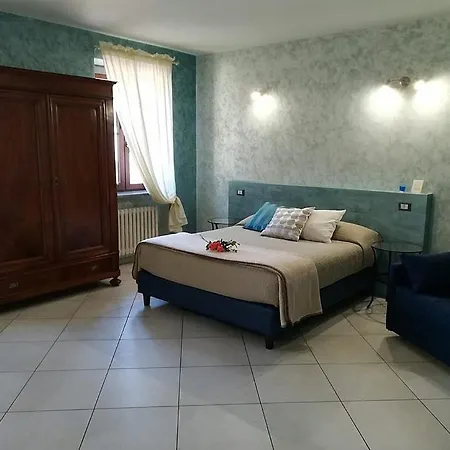 Sleeps 4 With Pool And Air Con Villa Monticello d'Alba